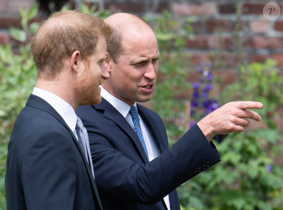 Le prince William, duc de Cambridge, et son frère Le prince Harry, duc de Sussex, se retrouvent à l'inauguration de la statue de leur mère, la princesse Diana dans les jardins de Kensington Palace à Londres, le 1er juillet 2021. Ce jour-là, la princesse Diana aurait fêté son 60 ème anniversaire. 