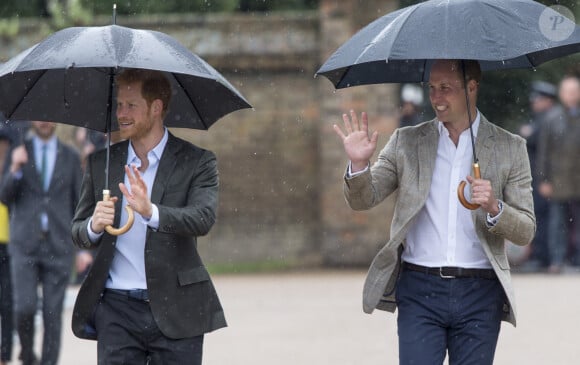 Le prince William et le prince Harry lors de la visite du Sunken Garden dédié à la mémoire de Lady Diana à Londres le 30 août 2017. 
