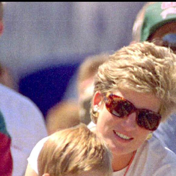 "Elle aurait pu être au mariage de ses fils", a-t-il expliqué.
Lady Diana et son fils, le prince Harry au Grand Prix de Grande-Bretagne