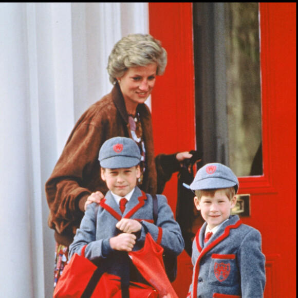 La princesse Lady Diana avec les princes William et Harry partent pour l'école