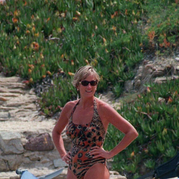 La princesse Diana en vacances avec ses fils à Saint Tropez, le 18 juillet 1997. La princesse sait très bien que les photographes sont présents mais cela ne l'empêche pas de passer du bon temps avec ses fils. 