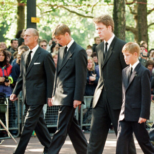 Et n'ont pas oublié le traumatisme...
Le prince Philip, duc d'Edimbourg, le prince William, le comte Charles Spencer, le prince Harry et le prince Charles lors de la procession funéraire lors des funérailles de la princesse Diana. Le 6 septembre 1997 