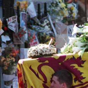 De dos : Le prince Charles, le prince Harry, le comte Charles Spencer, le prince William et le prince Philip, duc d'Edimbourg lors des obsèques de la princesse Diana. Le 6 septembre 1997 