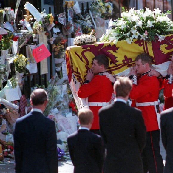 De dos : Le prince Charles, le prince Harry, le comte Charles Spencer, le prince William et le prince Philip, duc d'Edimbourg lors des obsèques de la princesse Diana. Le 6 septembre 1997 