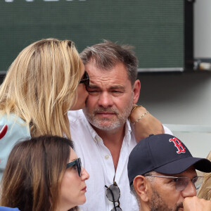 L'actrice vient de publier une photo sur Instagram de sa sublime robe le jour de la cérémonie.
Clovis Cornillac et sa femme Lilou Fogli - Célébrités en tribunes des Internationaux de France de tennis de Roland Garros 2023 à Paris le 11 juin 2023. © Jacovides-Moreau/Bestimage 