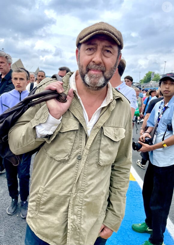 A cette occasion, il a aussi rencontré des acheteurs de l'émission.
Kad Merad - Personnalités lors des 24 Heures du Mans le 10 juin 2023. © Fabien Faure / Bestimage