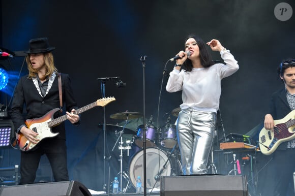 Ses grands yeux ainsi que sa chevelure en sont la preuve.
Concert du groupe Minuit avec les enfants de Catherine Ringer et Fred Chichin, Simone et Raoul (Simone Ringer, Joseph Delmas, Raoul Chichin, Tanguy Truhe, Clément Aubert) lors du festival "We Love Green" dans une clairière du bois de Vincennes le 4 Juin 2016. © Lionel Urman / Bestimage