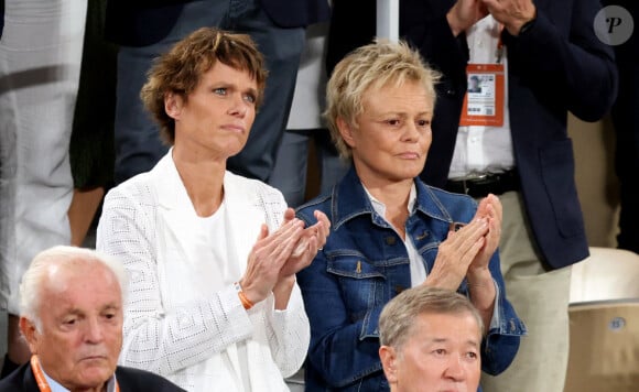 Muriel Robin et sa femme Anne Le Nen en tribune (jour 13) lors des Internationaux de France de Tennis de Roland Garros 2022 à Paris, France, le 3 juin 2022. © Dominique Jacovides/Bestimage 