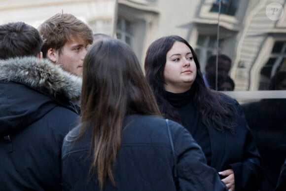 Lou Pernaut vient de vivre une sacrée mésaventure.
Lou, la fille de Jean-Pierre Pernaut - Sorties des obsèques de Jean-Pierre Pernaut en la Basilique Sainte-Clotilde à Paris. © Christophe Clovis / Bestimage