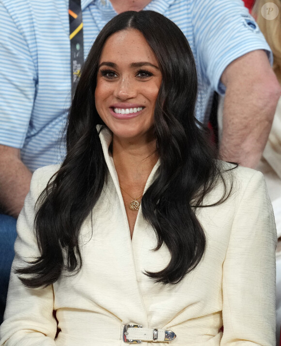 Le prince Harry et Meghan Markle assistent à la finale d'athlétisme, au deuxième jour des Invictus Games 2020 à La Haye, le 17 avril 2022. 