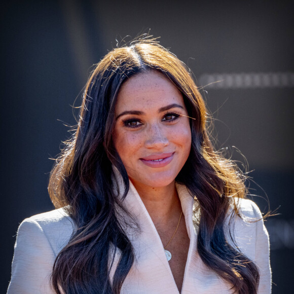 Le prince Harry et Meghan Markle assistent à la finale d'athlétisme, au deuxième jour des Invictus Games 2020 à La Haye, le 17 avril 2022. 