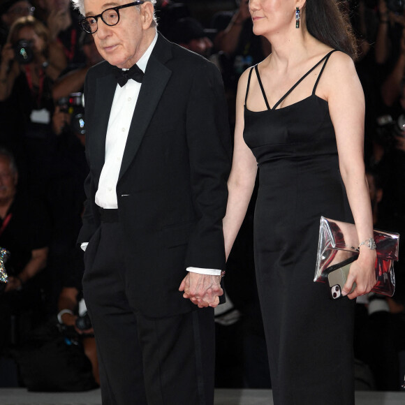 Le réalisateur, accusé d'agression sexuelle sur sa fille adoptive, présente son nouveau film "Coup de Chance" lors de la 80e édition de La Mostra de Venise.
Woody Allen et sa femme Soon-Yi Previn - Première du film "Coup de chance" - 80e Festival international du film de Venise, La Mostra de Venise, le 4 septembre 2023. © ANSA via Zuma Press/Bestimage