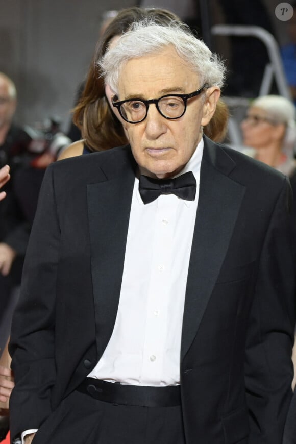 Il n'est pas le bienvenu aux Etats-Unis, mais en Italie, Woody Allen foule les tapis rouge en étant auréolé de gloire.
Woody Allen - Première du film "Coup de chance" - 80e Festival international du film de Venise, La Mostra de Venise. © Mario Cartelli/SOPA Images via Zuma Press/Bestimage