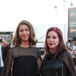 C'est l'acteur Jacob Elordi qui a été choisi pour interpréter Elvis alors que l'actrice américaine Cailee Spaeny joue Priscilla. 
Sofia Coppola, Priscila Presley - Red Carpet du film Priscilla présenté au 80ème Festival International du Film de Venise (Mostra), le 4 septembre 2023