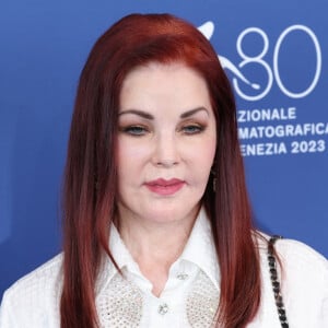 À travers son film, Sofia Coppola a voulu montrer "une histoire humaine" sur "l'évolution d'une jeune fille dans ce monde et qui finit par partir pour trouver sa propre place".
Priscilla Presley au photocall de Priscilla présenté au 80ème Festival International du Film de Venise (Mostra), le 4 septembre 2023. 