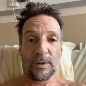Mathieu Kassovitz dans son lit d'hôpital après son accident de moto