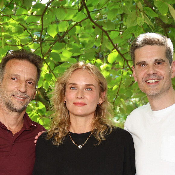 Mathieu Kassovitz, Diane Kruger (porte un collier iconique Menottes dinh van en or jaune) et Yann Gozlan au photocall du film "Visions" lors de la 16ème édition du festival du film francophone (FFA) de Angoulême, France, le 24 août 2023. © Coadic Guirec/Bestimage 