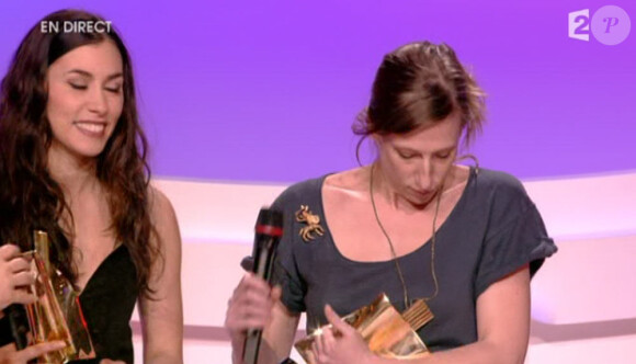 Olivia Ruiz et Valérie Prison - réalisatrice du clip d'Elle panique - reçoivent la Victoire du Vidéo-Clip.