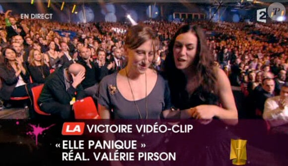 Olivia Ruiz et Valérie Prison - réalisatrice du clip d'Elle panique - reçoivent la Victoire du Vidéo-Clip.