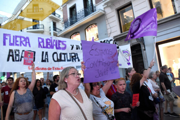 L'affaire avait déclenché un très fort mouvement ces dernières semaines.
Des centaines de femmes réclament la démission de Luis Rubiales après l'affaire du baiser forcé à Jenni Hermoso.