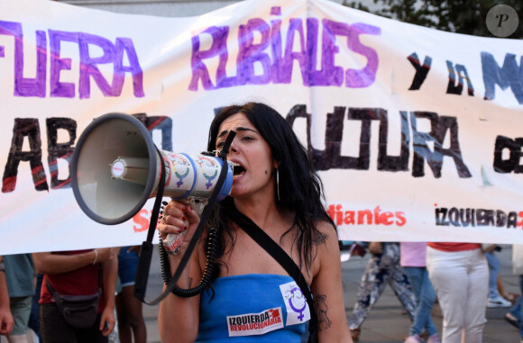 Des centaines de femmes réclament la démission de Luis Rubiales après l'affaire du baiser forcé à Jenni Hermoso.