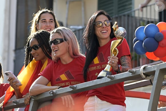 Les joueuses de football Salma Paralluelo, Alexia Putellas et Jennifer Hermoso paradent sur le bus après leur victoire à la Coupe du monde féminine. 22 août 2023, Ibiza. @ Francisco Guerra / Europa Press