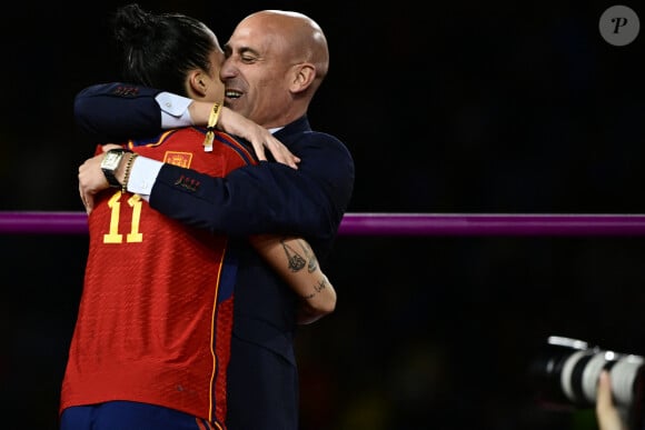 Le président de la Fédération Espagnole Luis Rubiales embrasse Jenni Hermoso après la finale de la Coupe du monde féminine. © Richard Callis/Sport Press Photo via ZUMA Press)