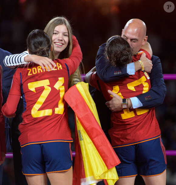 Le président de la Fédération Espagnole Luis Rubiales embrasse Jenni Hermoso après la finale de la Coupe du monde féminine. © Jayne Russell/ZUMA Press Wire