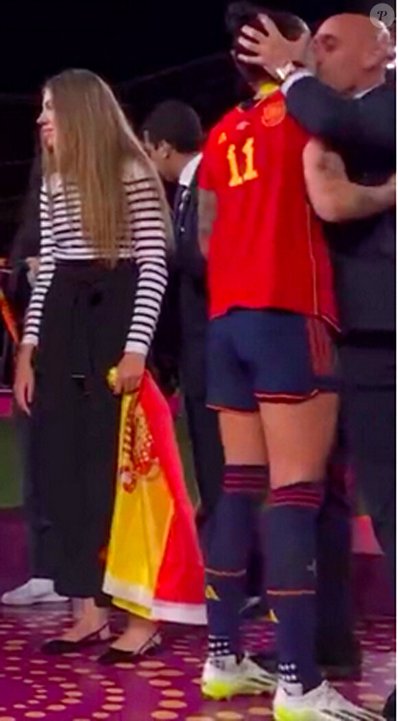 L'homme avait refusé de démissionner.
Le président de la Fédération Espagnole Luis Rubiales embrasse Jenni Hermoso après la finale de la Coupe du monde féminine.