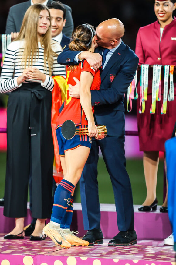 Le président de la Fédération Espagnole Luis Rubiales embrasse Jenni Hermoso après la finale de la Coupe du monde féminine. © Chris Putnam/ZUMA Press Wire / Bestimage