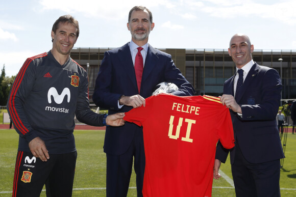 Le roi Felipe VI d'Espagne vient saluer les membres de l'équipe de football d'Espagne à Madrid avant la coupe du monde 2018 le 7 juin 2018. 