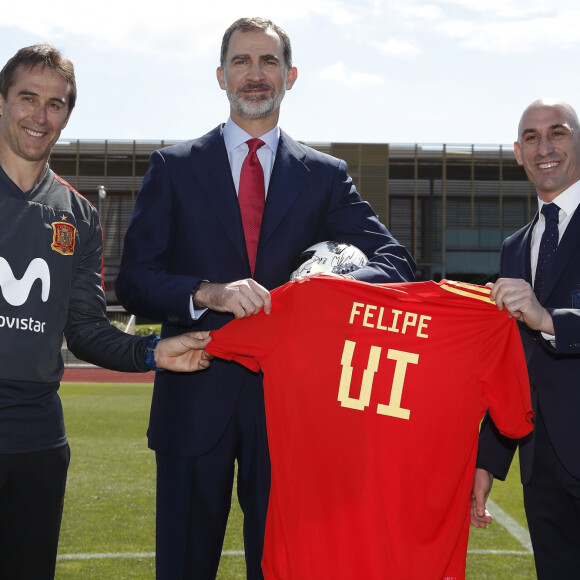 Le roi Felipe VI d'Espagne vient saluer les membres de l'équipe de football d'Espagne à Madrid avant la coupe du monde 2018 le 7 juin 2018. 
