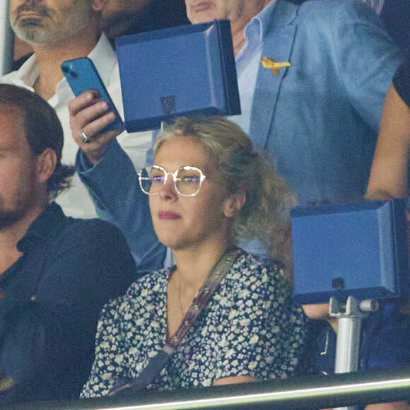 Alysson Paradis et son compagnon Guillaume Gouix avec leur fils dans les tribunes lors du match France - Irlande (2-0) lors des matchs qualificatifs à l'Euro 2024 au Parc des Prince à Paris le 7 septembre 2023. © Cyril Moreau/Bestimage