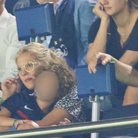Alysson Paradis et son compagnon Guillaume Gouix avec leur fils dans les tribunes lors du match France - Irlande (2-0) lors des matchs qualificatifs à l'Euro 2024 au Parc des Prince à Paris le 7 septembre 2023. © Cyril Moreau/Bestimage