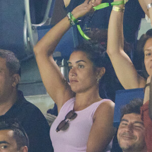 Sabrina Ouazani et un ami dans les tribunes lors du match amical - France - Irlande (2-0) lors des matchs qualificatifs à l'Euro 2024 au Parc des Prince à Paris le 7 septembre 2023. © Cyril Moreau/Bestimage