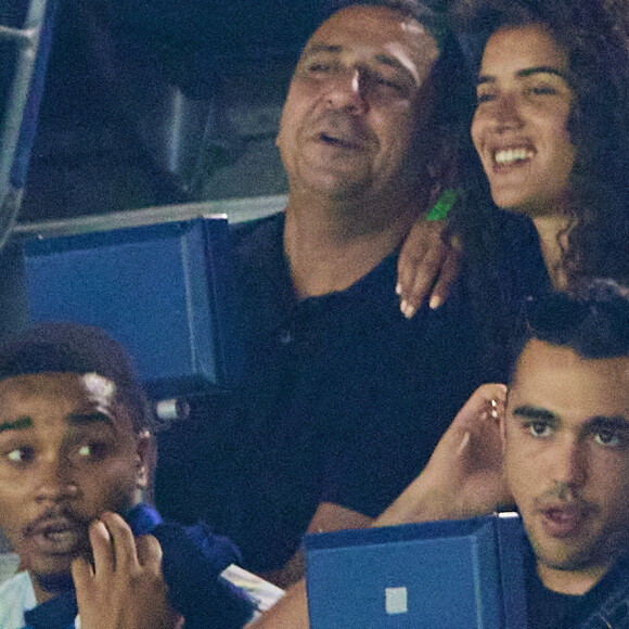 Sabrina Ouazani et un ami dans les tribunes lors du match amical - France - Irlande (2-0) lors des matchs qualificatifs à l'Euro 2024 au Parc des Prince à Paris le 7 septembre 2023. © Cyril Moreau/Bestimage