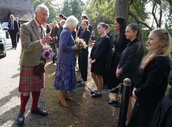Le roi Charles III d'Angleterre et Camilla Parker Bowles, reine consort d'Angleterre, assistent à l'église paroissiale de Crathie, près de Balmoral, Royaume Uni, à un service religieux marquant le premier anniversaire de la mort de la reine Elizabeth II, le vendredi 8 septembre 2023. 