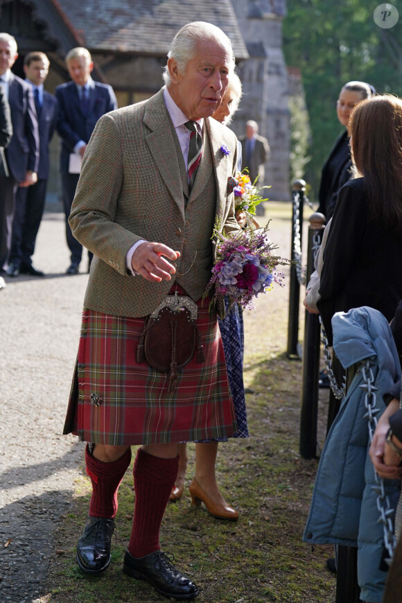 Le roi Charles III d'Angleterre et Camilla Parker Bowles, reine consort d'Angleterre, assistent à l'église paroissiale de Crathie, près de Balmoral, Royaume Uni, à un service religieux marquant le premier anniversaire de la mort de la reine Elizabeth II, le vendredi 8 septembre 2023. 