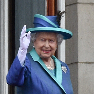 La reine Elisabeth II d'Angleterre - La famille royale d'Angleterre lors de la parade aérienne de la RAF pour le centième anniversaire au palais de Buckingham à Londres. Le 10 juillet 2018 