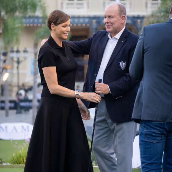 Charlene portait un élégant costume boyish de couleurs grise, des escarpins noirs aux pieds.
Le prince Albert II de Monaco, la princesse Charlène et Gareth Wittstock lors du 19e trou de golf de la Princess of Monaco Cup 2023 dans les Jardins des Boulingrins, le 6 septembre 2023. © Claudia Albuquerque / Bestimage