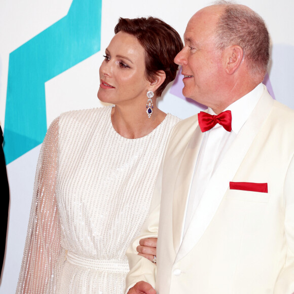 Elle a retrouvé son époux le prince Albert II, mais aussi la princesse de Hanovre, Caroline de Monaco, la princesse Stéphanie ainsi que plusieurs de leurs enfants, dont Camille Gottlieb et Charlotte Casiraghi.
La princesse Charlène de Monaco, le prince Albert II de Monaco lors du 74ème Gala de la Croix-Rouge Monégasque. Monaco, le 29 juillet 2023. © Dominique Jacovides/Bestimage 