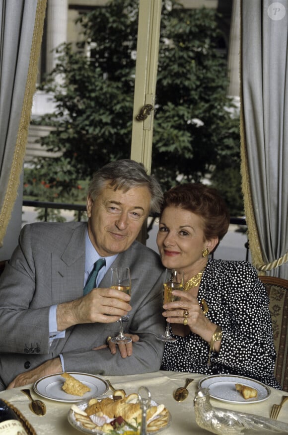 En France, à Paris, Frédérique Hébrard et son mari Louis Velle au restaurant Chez Lasserre en juillet 1993.