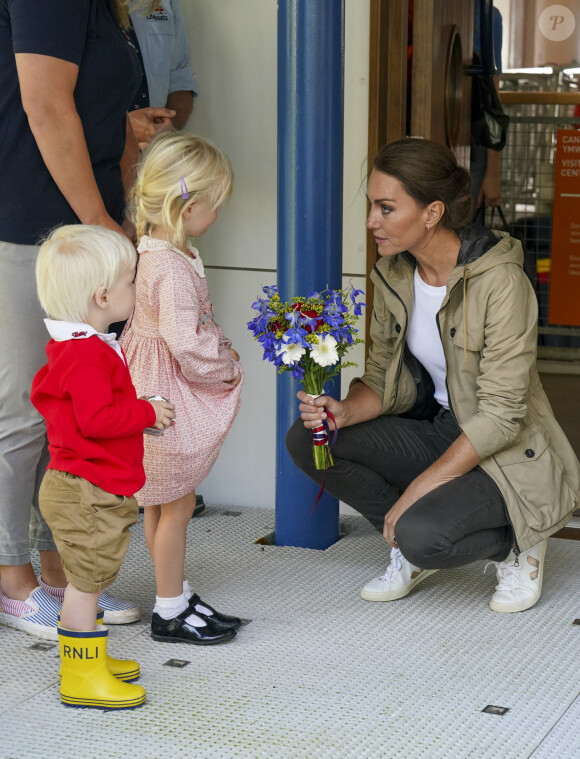 Une tenue très moderne et parfaitement étudiée.
Le prince William, prince de Galles, et Catherine (Kate) Middleton, princesse de Galles, lors d'une visite à la station de sauvetage de la RNLI à St Davids, Haverfordwest, Pembrokeshire, Pays de Galles, Royaume Uni, le vendredi 8 septembre 2023. 