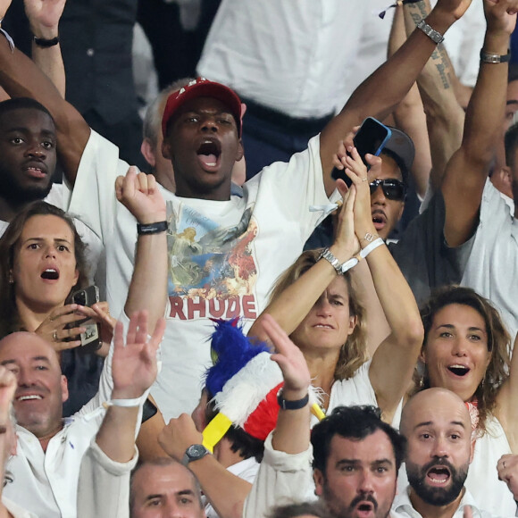 De son côté, Laure Manaudou était au Stade de France pour la match entre les Bleus et la Nouvelle-Zélande
 
Antoine Griezmann, Laure Manaudou, Olilvier Giroud, Amélie Mauresmo, Yann Arthus-Bertrand, François Berléand - People dans les tribunes lord du match d'ouverture de la Coupe du Monde de Rugby France 2023 avant le match de la Poule A entre la France et la Nouvelle-Zélande au Stade de France à Saint-Denis le 8 septembre 2023. © Dominique Jacovides/Bestimage