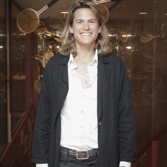 L'occasion de retrouver celle avec qui on la confond tout le temps, Amélie Mauresmo
 
Exclusif - Amélie Mauresmo, la directrice du tournoi de Roland Garros, en marge de la présentation de l'Open de France 2023 au Stade de Roland Garros à Paris, France, le 21 avril 2023. Le tournoi de tennis de l'Open de France aura lieu du 28 mai au 11 juin 2023. © Jack Tribeca/Bestimage
