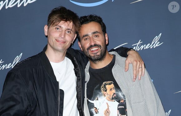 Depuis quelques années, il est sûrement devenu difficile pour l'acteur de passer incognito en terrasse. 
Raphaël Quenard et Jonathan Cohen - Avant-première du film "Sentinelle" au cinéma Max Linder Panorama à Paris le 6 septembre 2023. © Coadic Guirec/Bestimage