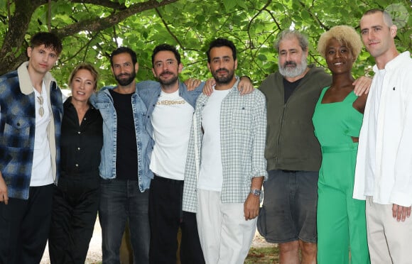 Chez Purepeople, en tout cas, on vous stoppe le suspense : on a beaucoup aimé...
Raphael Quenard, Emmanuelle Bercot, Hugo Benamozig, David Caviglioli, Jonathan Cohen, Gustave Kervern, Jessy Ugolin et Luca Besse - Photocall du film "Sentinelle" lors de la 16ème édition du festival du film francophone (FFA) de Angoulême, le 27 août 2023. © Coadic Guirec / Bestimage