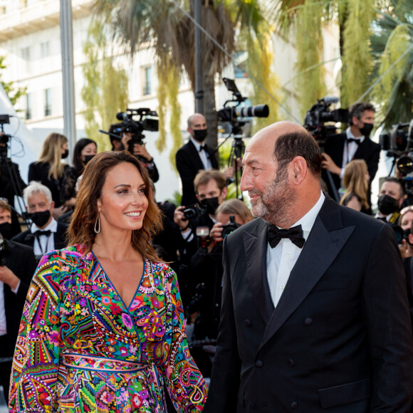 Kad Merad et sa compagne Julia Vignali - Montée des marches du film " OSS 117 : Alerte rouge en Afrique Noire " lors du 74ème Festival International du Film de Cannes. Le 17 juillet 2021 © Borde-Jacovides-Moreau / Bestimage 