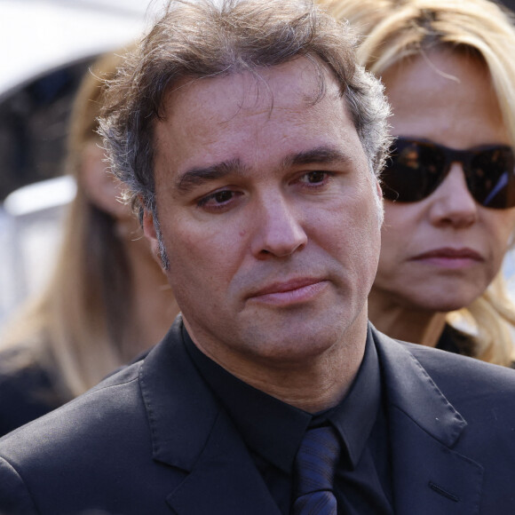 C'est un sacré défi pour les créateurs du show, que de raconter cet homme d'affaires aux mille facettes et aux dix mille histoires, en si peu de temps.
Laurent Tapie (Fils du défunt) - Sorties de la messe funéraire en hommage à Bernard Tapie en l'église Saint-Germain-des-Prés à Paris. Le 6 octobre 2021 © Jacovides-Moreau / Bestimage 