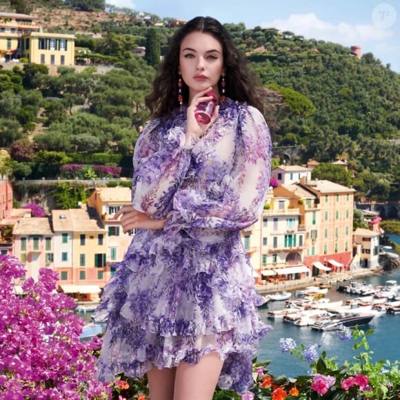 La jeune femme, sosie de sa maman, a eu droit à une belle déclaration de son papa sur Instagram
Deva Cassel, la fille de M.Bellucci et V.Cassel, égérie de la campagne du parfum "Dolce Lily" de Dolce & Gabbana. Milan. Le 22 mai 2022. 